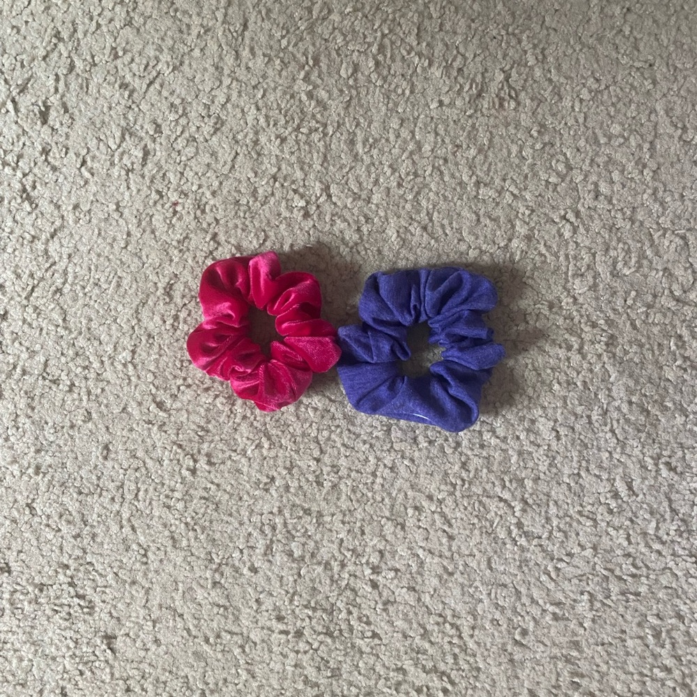 2 Scrunchies